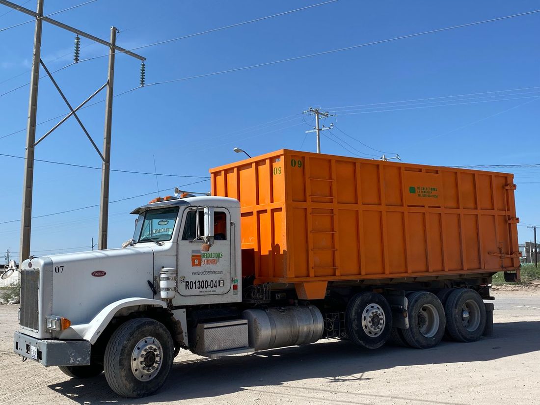 Tractocamión con caja roll-off cargada