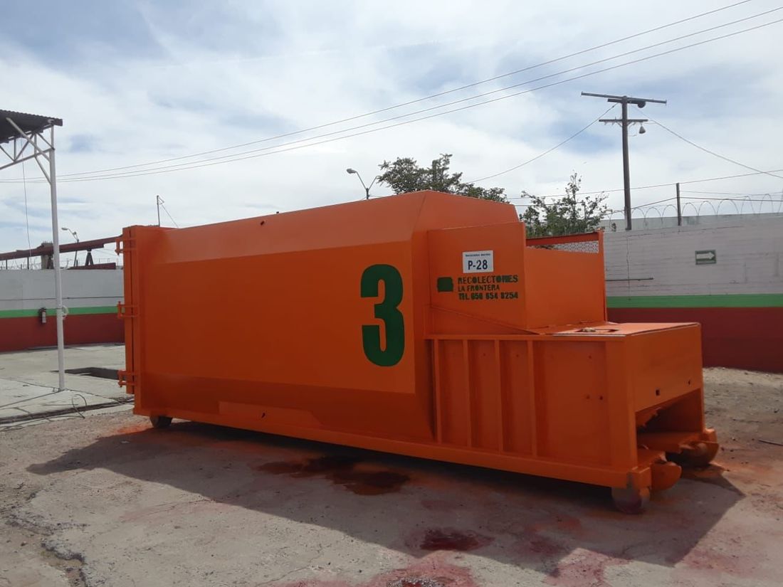 Compactador estacionario naranja instalado en piso