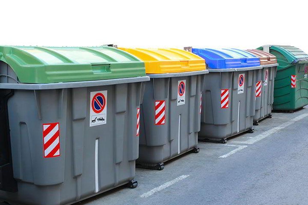 Fila de contenedores de separación de residuos por tipo de material